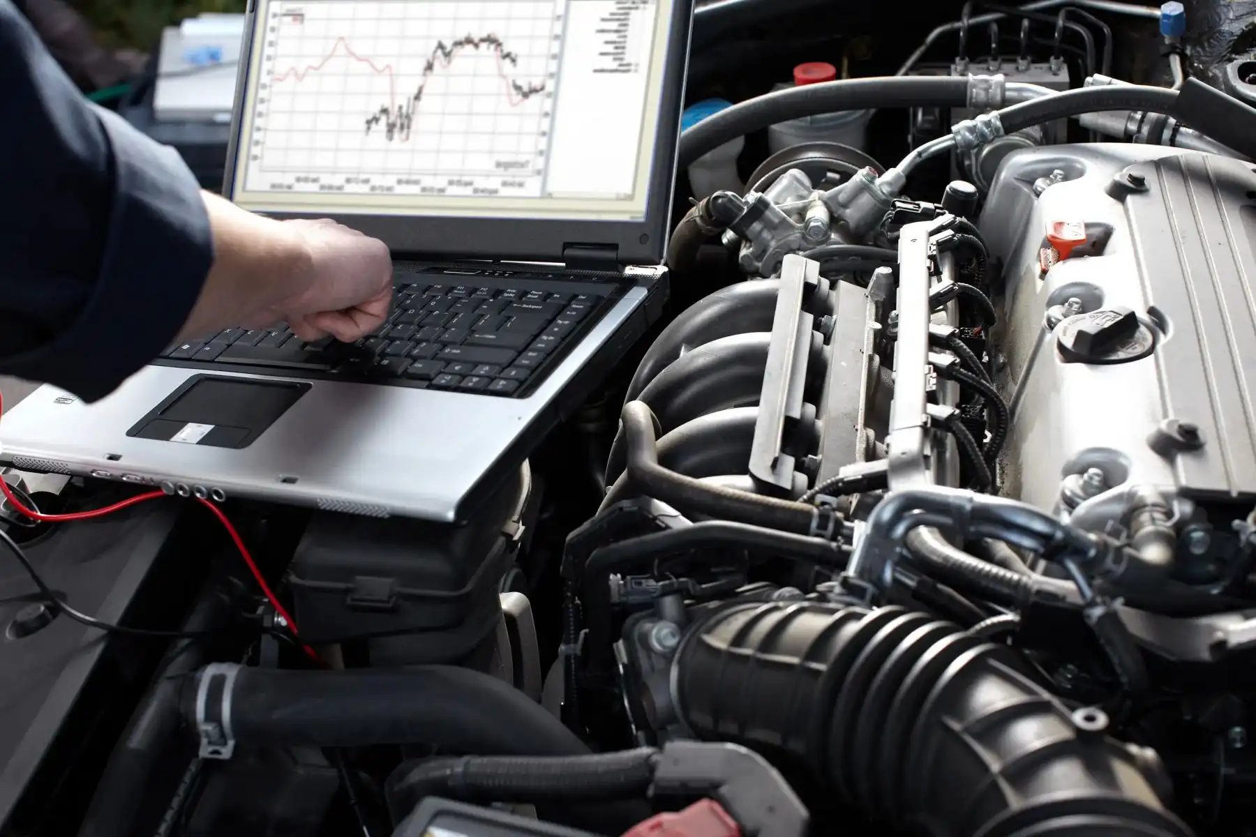 Automechaniker, der im Autoreparaturdienst arbeitet.